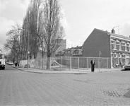 880559 Gezicht op de kruising van Stroomstraat (links) en de Kruisweg te Utrecht, met op de hoek een voormalige ...